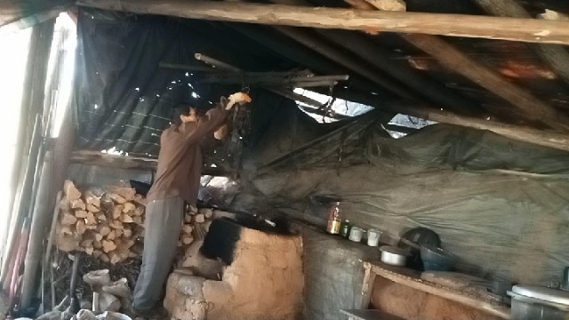 天亮了，把腊肉拿出去晒晒……