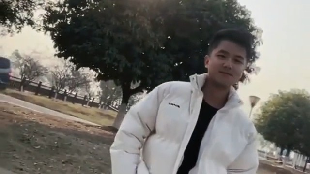 行动也没用哈哈，该怎么留住你，麻袋还是甜言蜜语