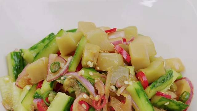 过完年了，大鱼大肉后来一盘红油榨菜拌黄瓜，清脆一下开味爽口！#红油榨菜拌黄瓜 #乌江榨菜美食大作战