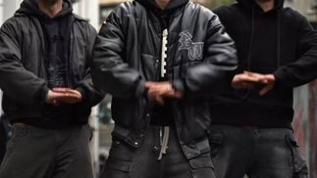 就三位帅哥跳舞