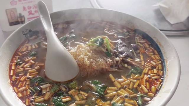 于是我开始爱面包爱甜品爱一切让味蕾甜的东西 人生太过苦涩我不懂 所以我寻找 我说我是漂泊的候鸟 我说