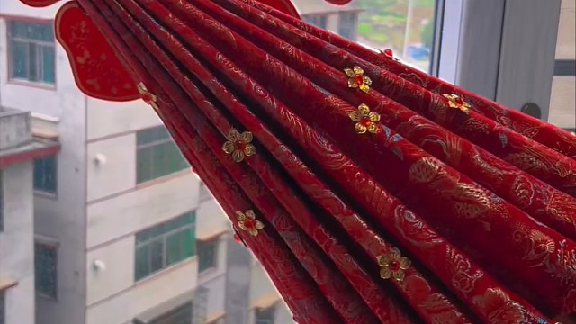 半遮红妆半遮娇，一伞红鸾渡鹊桥。