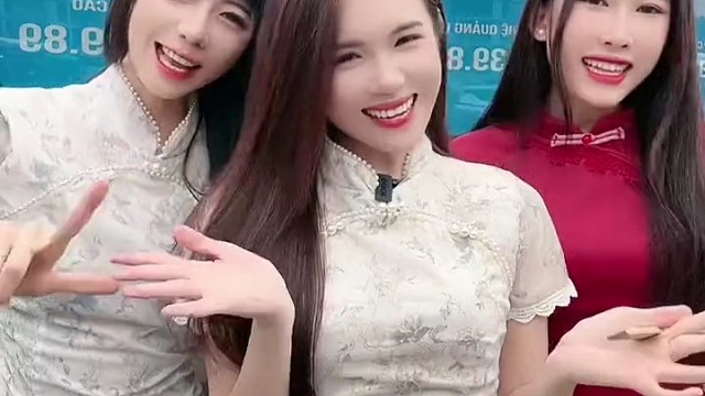 越南女孩穿中国旗袍在大街上回头率好高