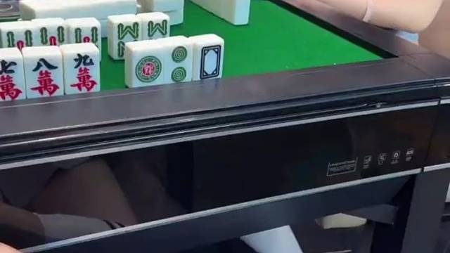 这种人最精了，输了不给钱，直接往桌子上一趴