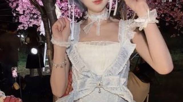 这个白菜在我手机里笑一周了