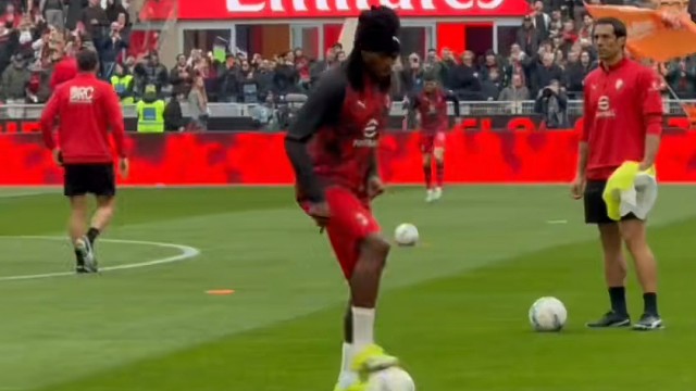 足球无走步规则，赛场热血尽情奔袭！