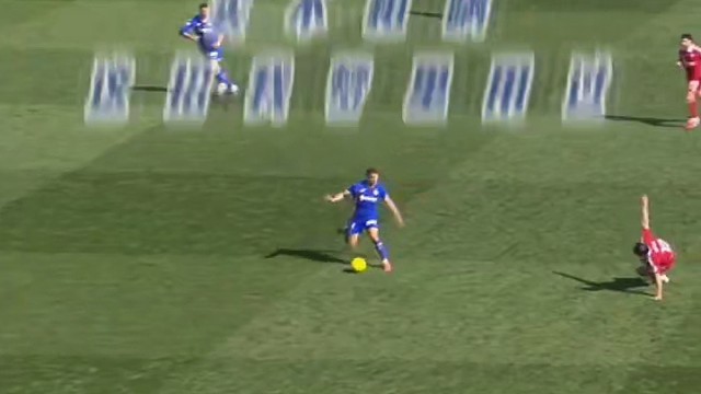 足球场上的热血瞬间，每一脚都是梦想的力量。