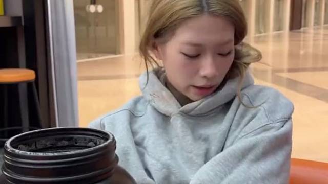 这种人最精了，佯装受挫诱人来偷蛋白粉，其实桶里全是香飘飘