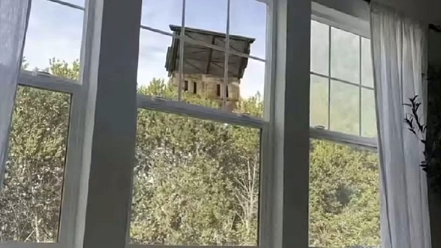 这大半夜不睡觉，起个炮楼干嘛？