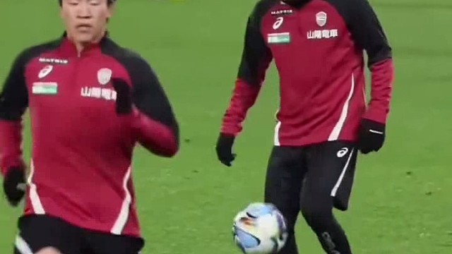 触球前先抬头观察，不得不说这球感真好