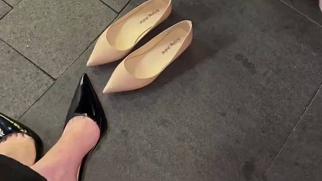 就是纯脚大塞不进去，还露指缝，那脚缝都能开蜜雪冰城了