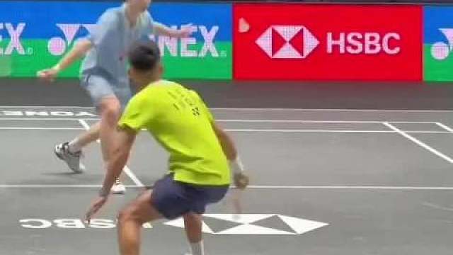 2026全英羽毛球公开赛首日频爆冷门，男单赛场成重灾区。卫冕冠军石宇奇、3号种子安东森等高排位选手集