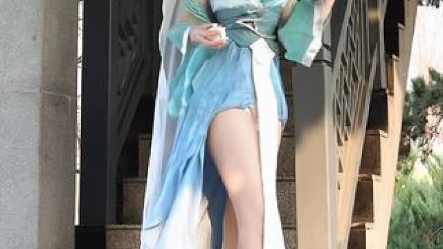 各位道友看够了吗，莫非是小女子的脸上有什么东西？