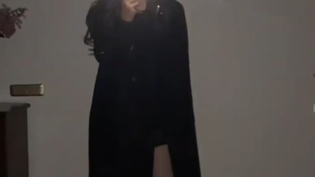 墙上有一个鼠鼠洞