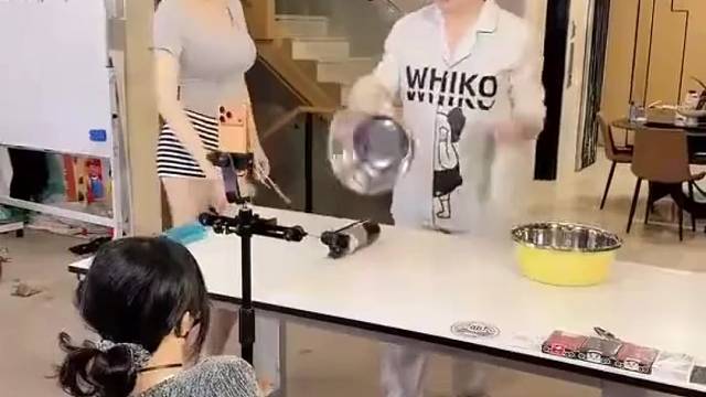 我说的是桌子下面有洞，不是桌子有洞