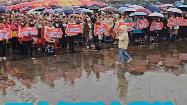 1. 万人中央！全网最挤的直播间，我站在C位带大家蹦迪，这排面绝了！
2. 沉浸式C位直播！身后挤着