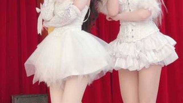 这里有两个人非常萌舞蹈