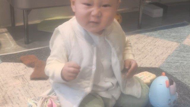 一岁萌娃听见音乐就想跳舞