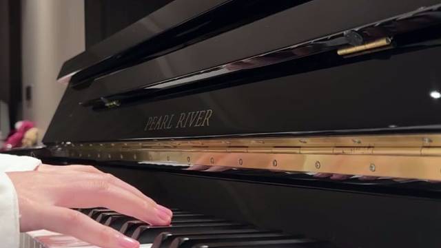 指尖落键，把平凡日子弹成乐章。