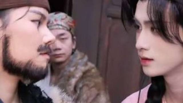 “没点本事还敢男扮女装闯郡主府？”