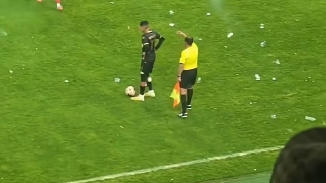 这真的是球场如战场了#足球