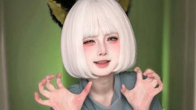 看你有两只手要不要分我一只给我牵牵