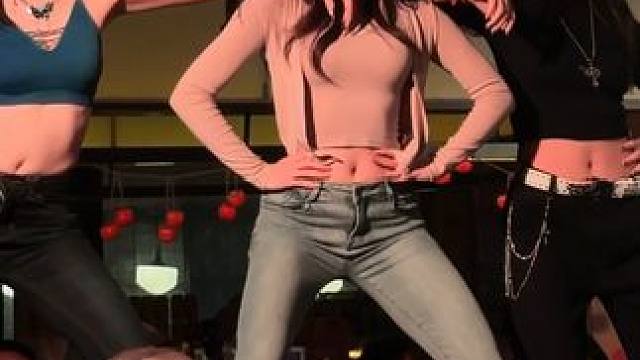 都说了 和女人左拥右抱是我的命运