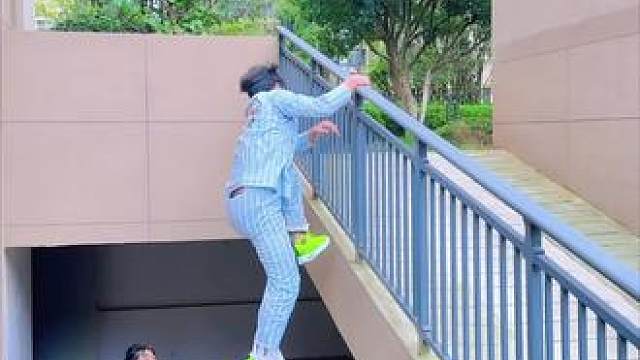 他为什么会怕医生呢？