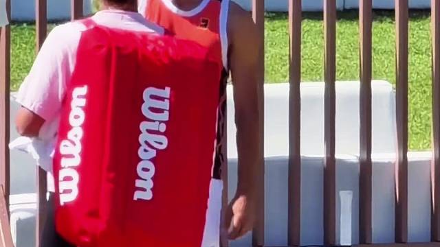 哥俩好！阿尔卡拉斯和萨巴伦卡聊聊天