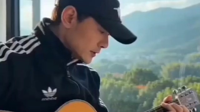 迎着春风，哼一首情歌