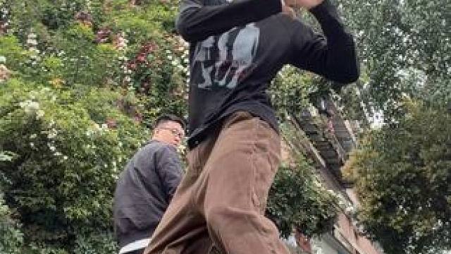 偷吃了一小块德芙