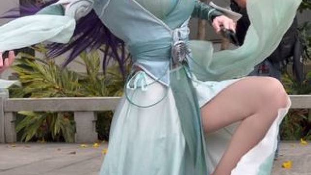 居然看到云韵在公园里舞剑？！