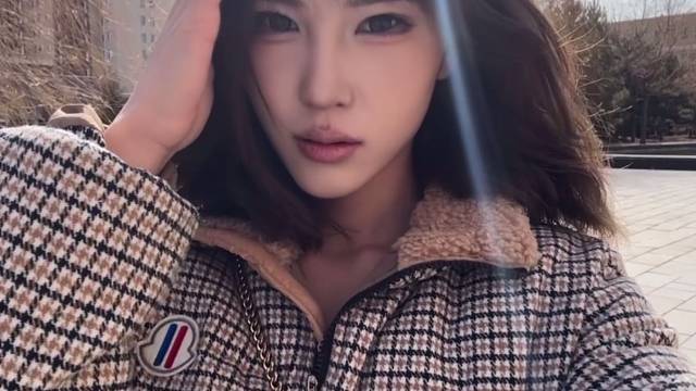 人和事顺路常通，
际遇相逢暖意浓。
顺心如意多知己，
遂愿平安万事红。