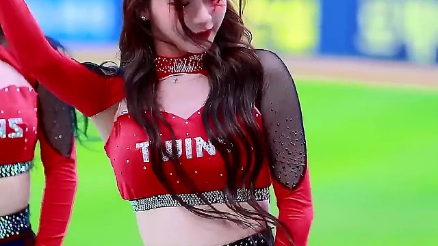 - 啦啦队女神李珠垠！这套红黑应援服太正了