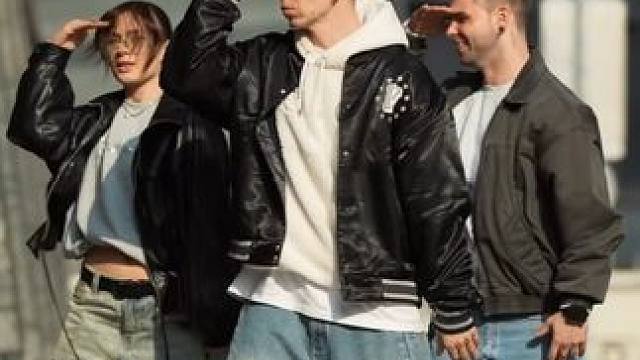 这三位舞者在等待您们的点赞