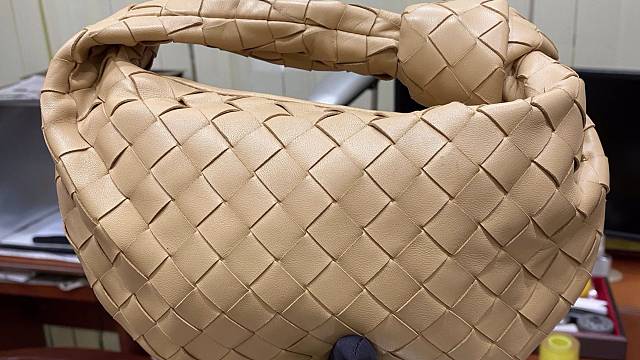 存款告急？把不背的葆蝶家包包变成了余额