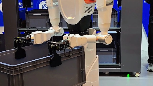 工业人形机器人、商用服务机器人。