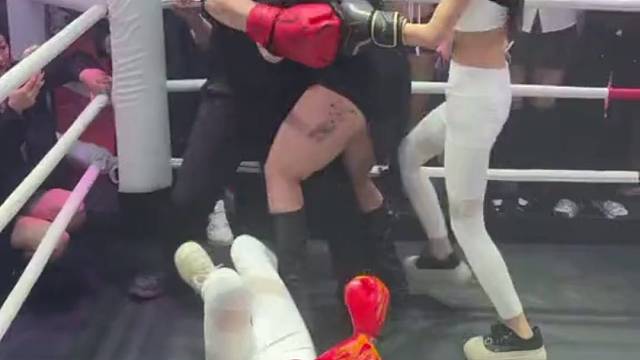 换我上台  一炮拳先把黑衣服的打晕  在慢慢逗两个白衣服的