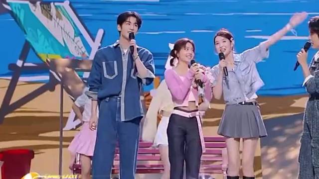 张凌赫手动撤回一个比心，就是这么又争又抢～