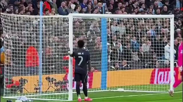 “偷懒”的维尼修斯！罚角球的功夫还得扶着门柱休息会