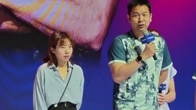 亨德拉现场祝福黄雅琼/刘雨辰，刘雨辰索要红包
2026威克多VICTOR品牌大会现场