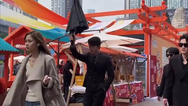 随机给路人当保镖！