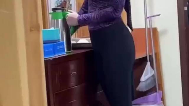 紫色大雷嫂子很有韵味，抿嘴皱眉风情万种