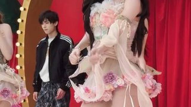 深圳欢乐谷女团小雨