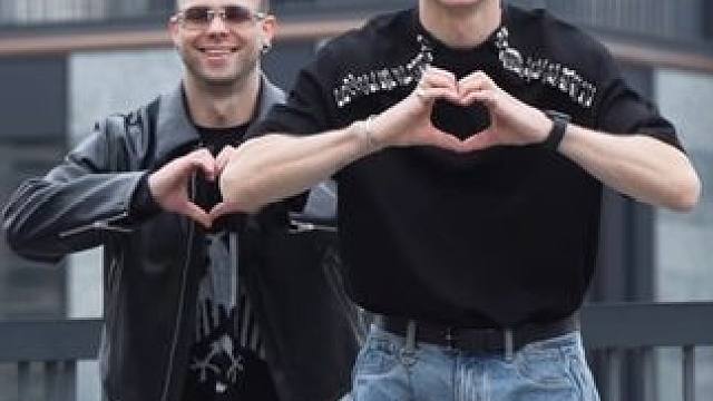 这两位有一点放松的版本