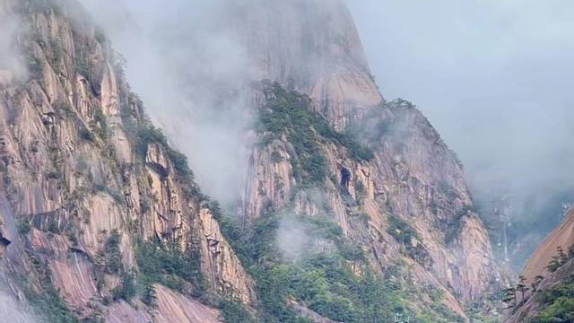 我宿黄山碧溪月，听之却罢松间琴