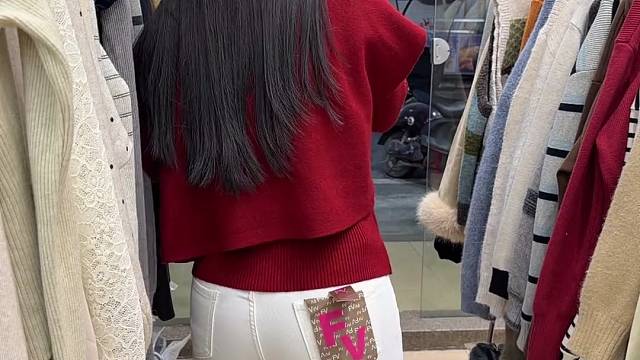 白色裤子搭红色太好看了