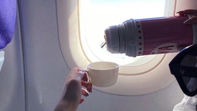  “智者吸引爱，愚者祈求爱。