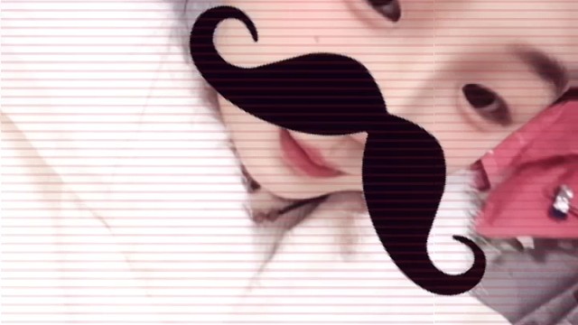 被你牵着的手是不可能的画面。