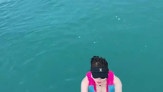 丑是丑了点，身材还行